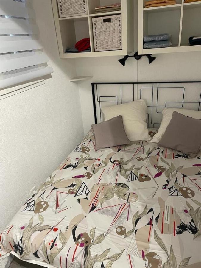 Entre St-raphael Et St-tropez. Pieds Dans L'eau, A Partir De 600 Euros/semaine. Apartment *